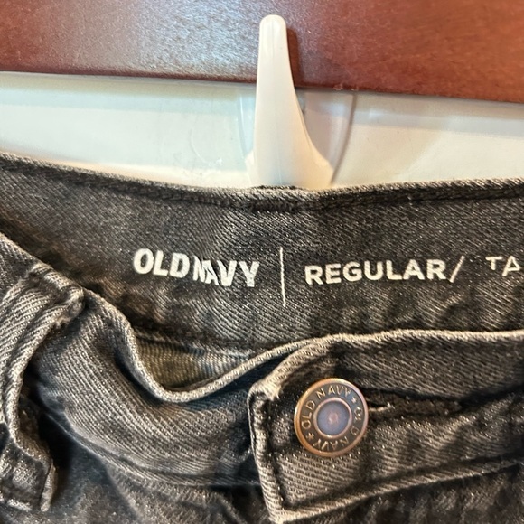 WJ3. Old Navy menās Regular fit black distressed jeans. - Picture 2 of 4